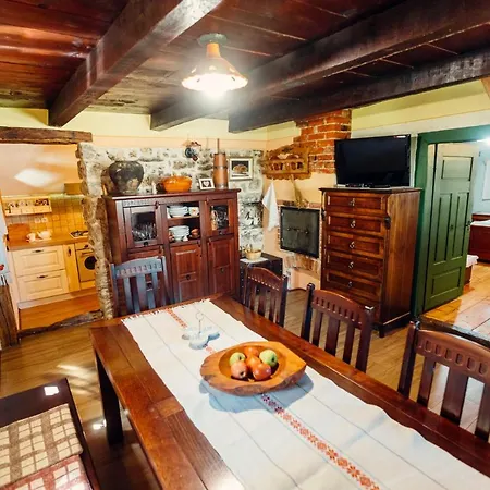 Kmecka Hisa Bahor * Crnomelj